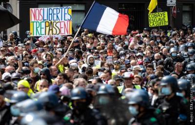 Протесты против "санитарных пропусков" прошли в 150 городах Франции