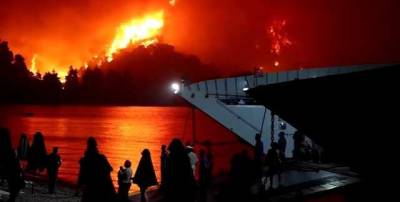 Эвакуированные на пароме греки сняли на видео, как лесной пожар уничтожает их город