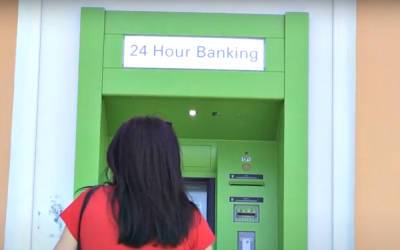 Клиенты дар речи потеряли: банкоматы "ПриватБанка" "вычищают" счета, но денег не выдают