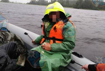 Спасатели выручили двоих мужчин, застрявших посреди озера Вуокса