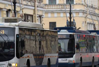 В Петербурге рабочий пострадал, пытаясь убрать мешавший троллейбусам провод
