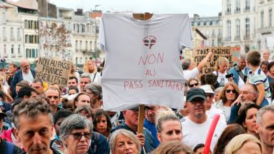Во Франции десятки тысяч протестовали против "санитарной диктатуры"