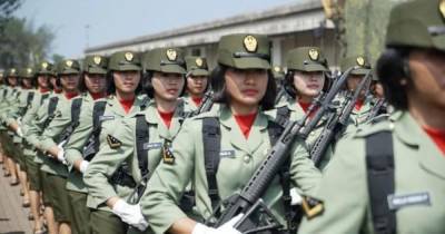 Солдат армии Индонезии перестанут проверять на девственность