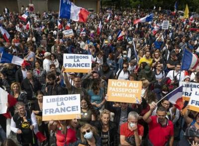 Во Франции жители протестуют против пунктов санитарных пропусков: есть задержанные