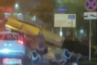 Падение рекламного щита на автомобиль в Сочи попало на видео