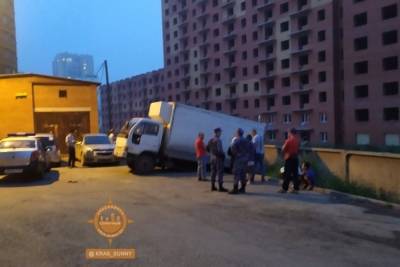 На улице Соколовской в Красноярске провалился грузовик