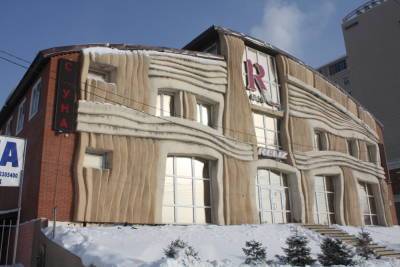 Дом с экстравагантным фасадом и сауной продают в Новосибирске за 135 млн рублей