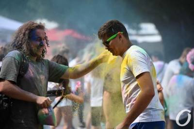 Маршруточник в зеленке, фестиваль в ярких красках и читательский рекорд: чем запомнилась в Одессе суббота 7 августа