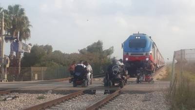 Инвалиды остановили движение поездов из Хайфы в Тель-Авив