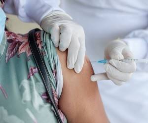 Express: когда вакцинированные люди могут распространять коронавирус?