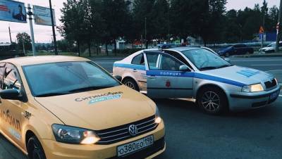 На севере Петербурга пьяный таксист пытался уйти от полиции по газону