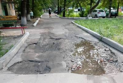 Жители Брянска пожаловались на разбитую дорогу по улице Белорусской