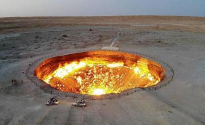 "Врата ада": Газовый кратер Дарваза, который пылает в пустыне Каракумы уже 50 лет