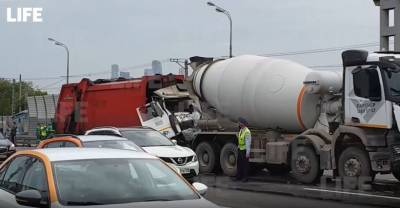В центре Москвы столкнулись три грузовика и две легковушки