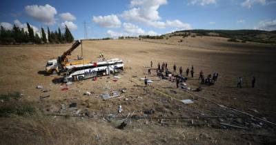 В Турции пассажирский автобус вылетел с трассы, 14 погибших (фото, видео)