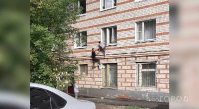 В Новочебоксарске с высоты второго этажа упала женщина: «Ой-ой, мама»