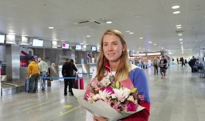 Тюменскую спортсменку Юлию Каплину встретили в аэропорту цветами