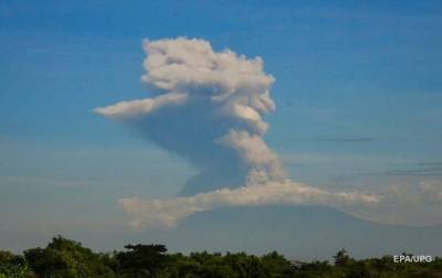 В Индонезии начал извергаться вулкан Мерапи