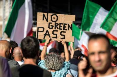Тысячи демонстрантов вышли на улицы итальянских городов против введения пропуска "Green pass"