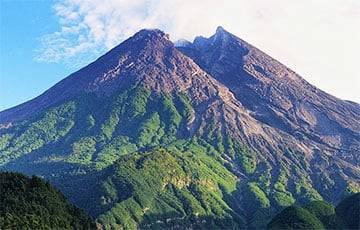 В Индонезии начал извергаться мощный вулкан Мерапи