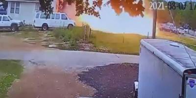 В США засняли на видео падение самолета на лужайку перед домом