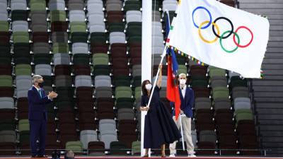 Томас Бах - Юрико Коикэ - Бах передал Олимпийский флаг Парижу, где состоятся Игры-2024 - russian.rt.com - Россия - Токио - Япония - Париж