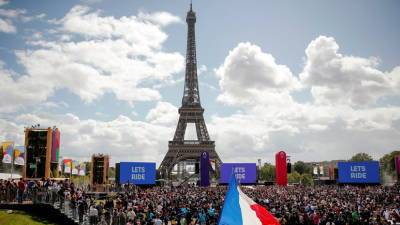 Во время церемония закрытия ОИ в Токио самолёты в небе Парижа нарисовали французский флаг