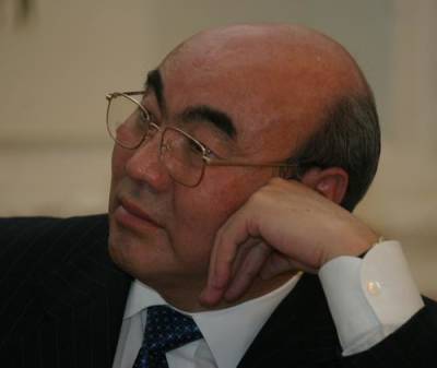 Экс-президент Акаев отправился из Киргизии в Москву после допросов