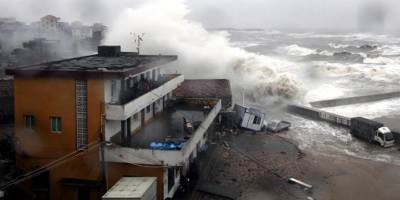 На юго-западе Японии эвакуируют около 160 тысяч человек из-за тайфуна