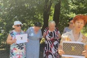 Бабушки из "Отрядов Путина" ополчились на сумки Louis Vuitton