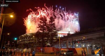 Прощальный фейерверк осветил олимпийское небо Токио - видео
