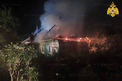 Ночью в Рославльском районе сгорел деревянный дом
