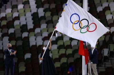 Париж принял олимпийскую эстафету от Токио