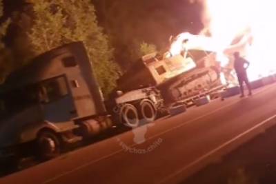 Техника загорелась на трассе в Забайкалье — грузовик врезался в прицеп с экскаватором