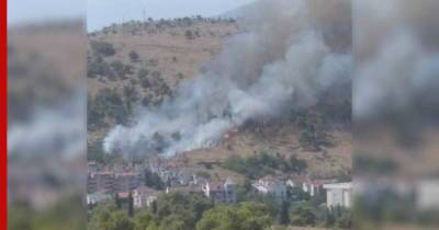 СМИ: Крупный лесной пожар приближается к жилым объектам в столице Черногории