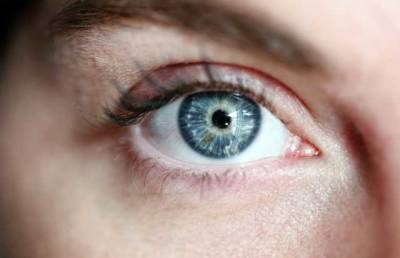 Врач рассказал, как COVID-19 влияет на зрение: может случиться кровоизлияние в глаз