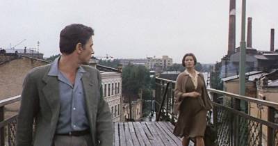 Кадр из фильма заставил москвичей вспомнить о гуляющей по столице Софи Лорен