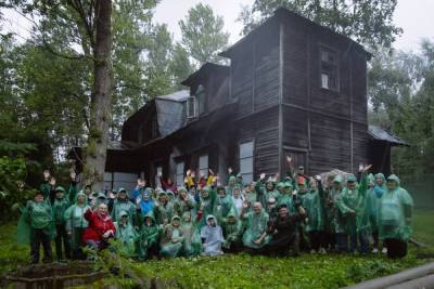 Волонтеры провели субботник на территории дачи Маяковского в Левашово