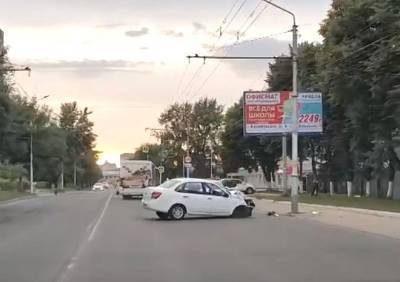 На Касимовском шоссе Lada Granta влетела в столб