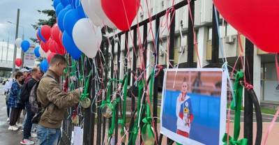 "Для нас ты победила!": У здания ОКР в Москве прошёл флешмоб в поддержку Дины Авериной