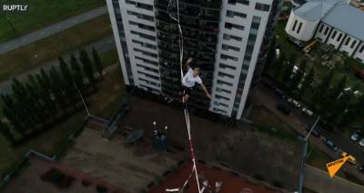 Рижские экстремалы прошлись по канату между двумя высотными зданиями - видео