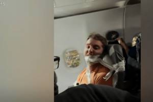 Пьяного авиапассажира привязали к креслу и смеялись над мольбами о помощи