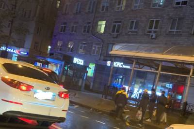 Снесший остановку у метро «Автово» кроссовер попал на камеры видеонаблюдения
