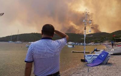 На юго-западе Турции лесной пожар вспыхнул недалеко от аэропорта