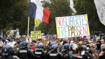 Десятки тысяч французов вышли на протесты из-за введения санитарных пропусков