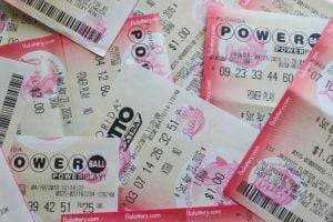 Женщина от скуки купила лотерейные билеты и выиграла миллион долларов