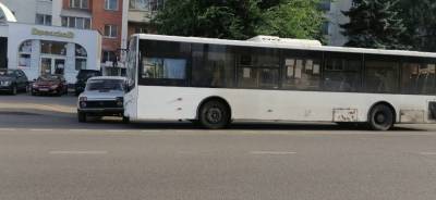 Автобус столкнулся с легковушкой в центре Липецка