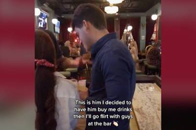 Женщина показала флиртующего с официанткой возлюбленного и была обругана в сети