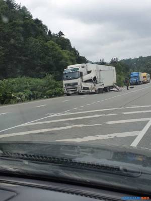 Два грузовика столкнулись на холмской трассе
