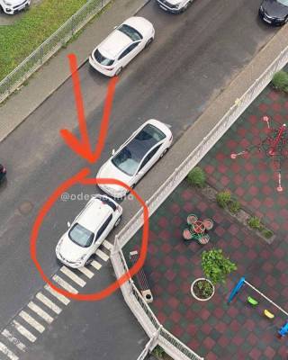 Одессит припарковался, нарушив 4 запрета сразу: мастер-класс от "героя парковки"